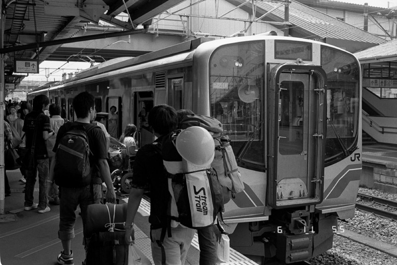福島駅着、12:00発の列車に群がる人々
