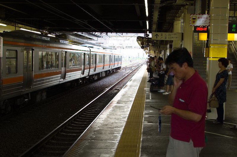 しかし列車はこない