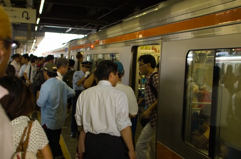 大垣駅にて米原行きを待つ